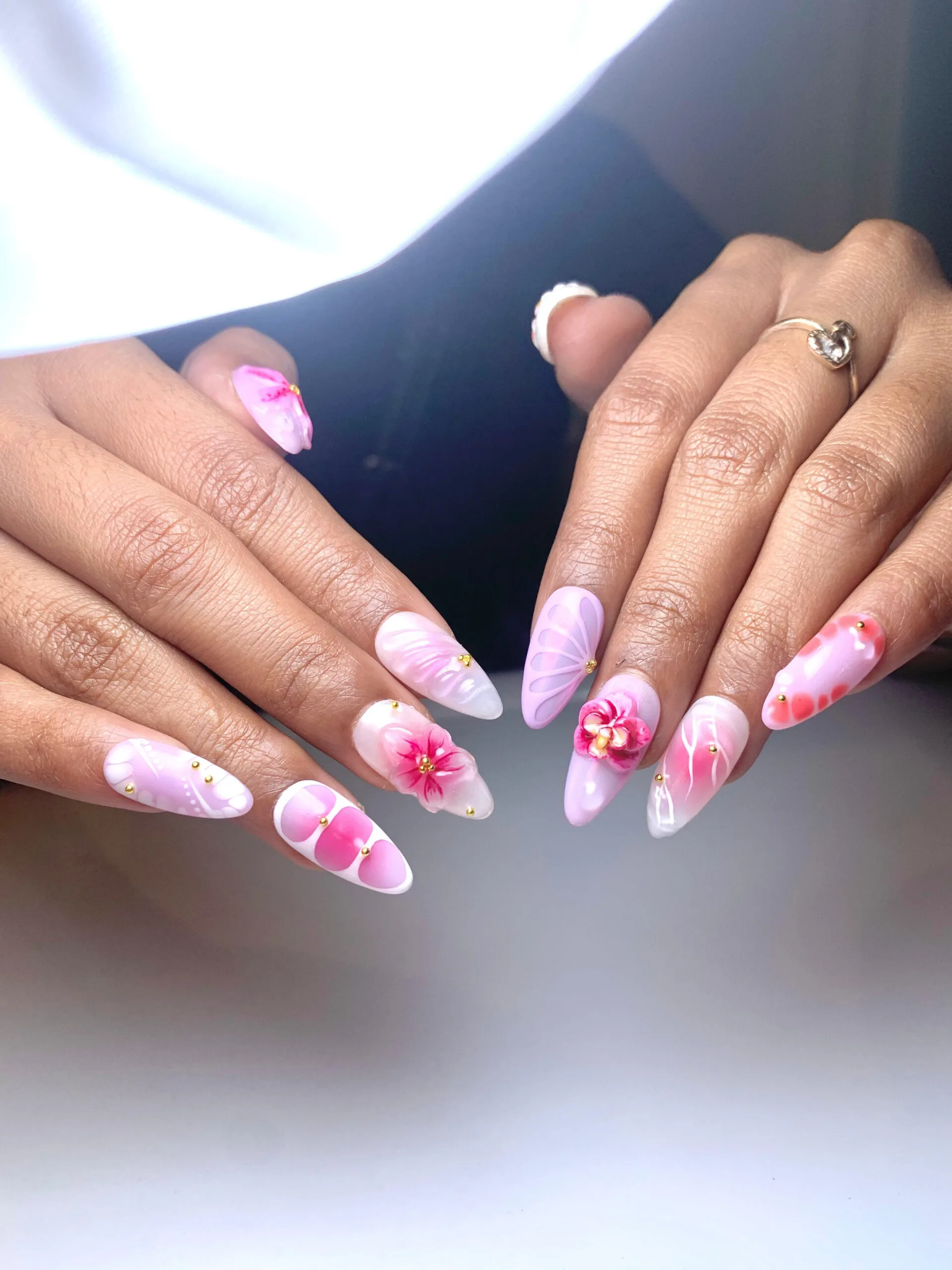 Nail art pink dengan lukisan bunga sakura