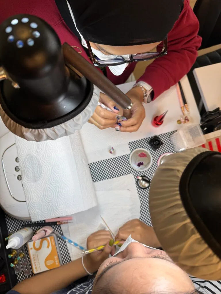 Sesi praktik murid kursus dengan lampu kerja di studio Feta Beauty