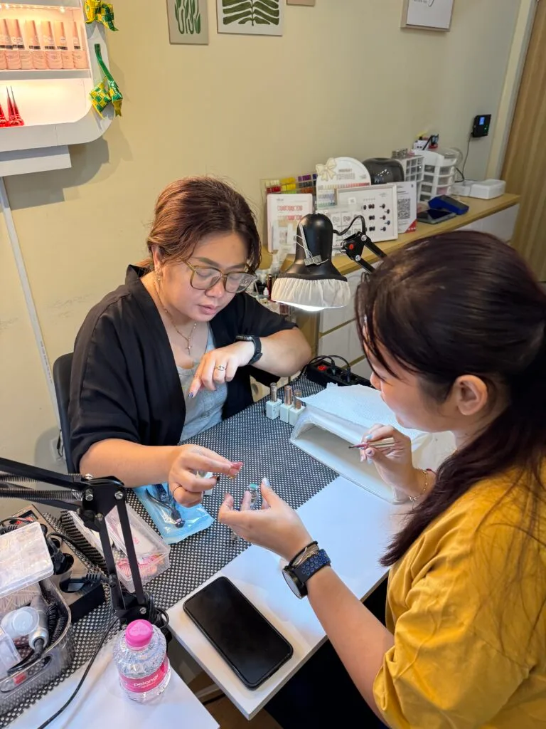 Murid kursus nail art berlatih langsung didampingi instruktur