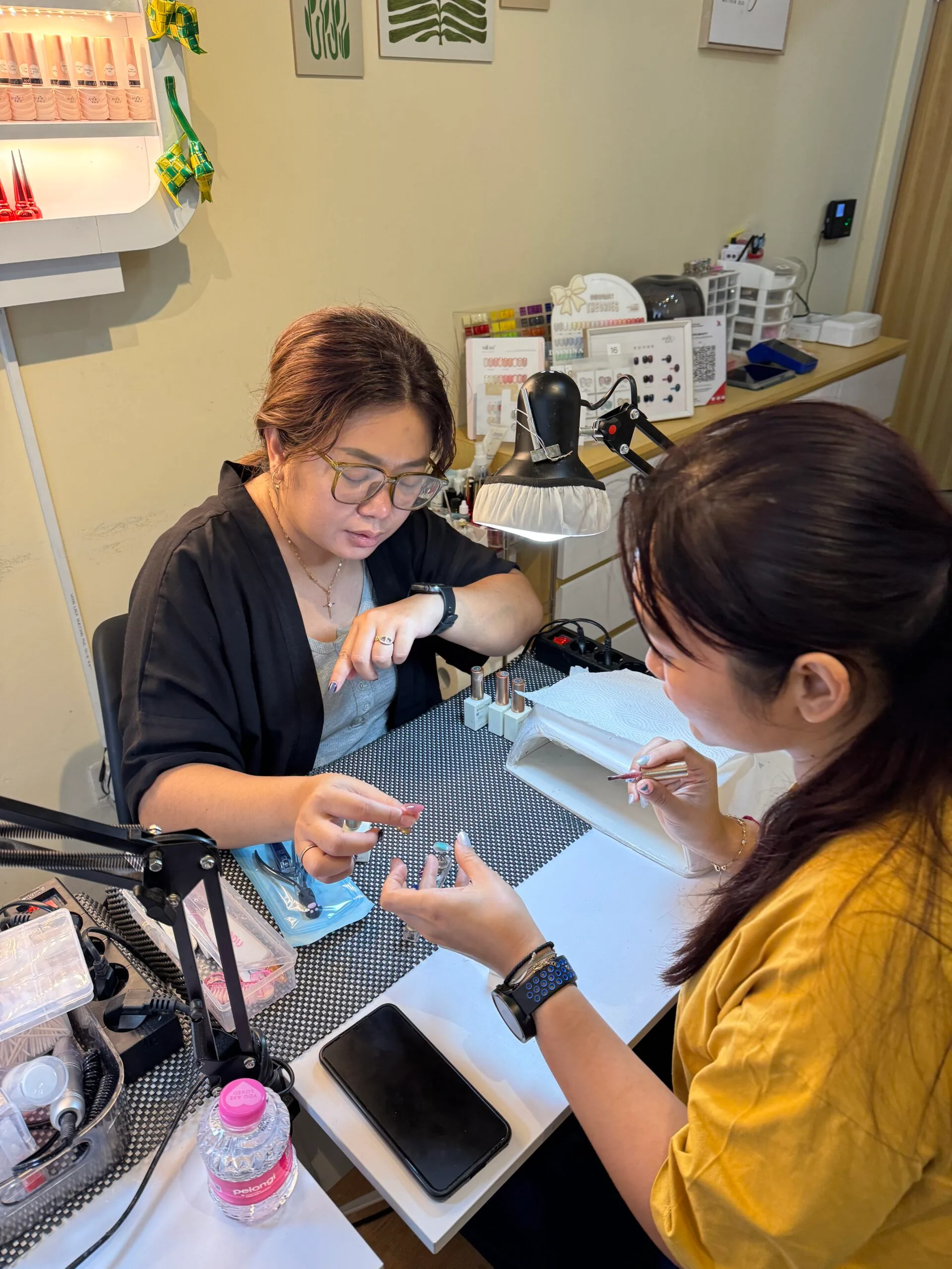 Murid kursus nail art berlatih langsung didampingi instruktur