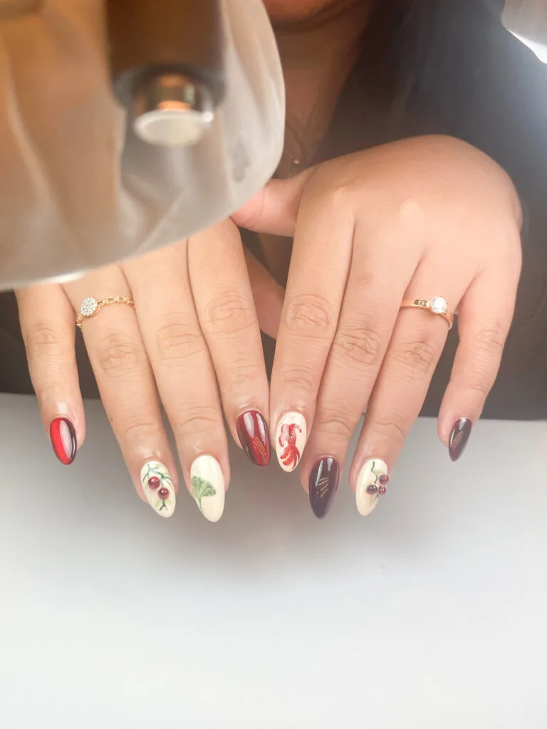 Nail art earth tone dengan aksen bunga