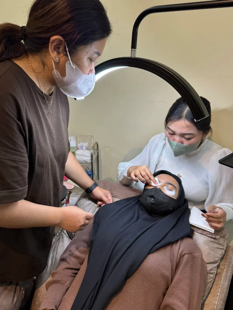 Praktik pemasangan eyelash extension didampingi instruktur