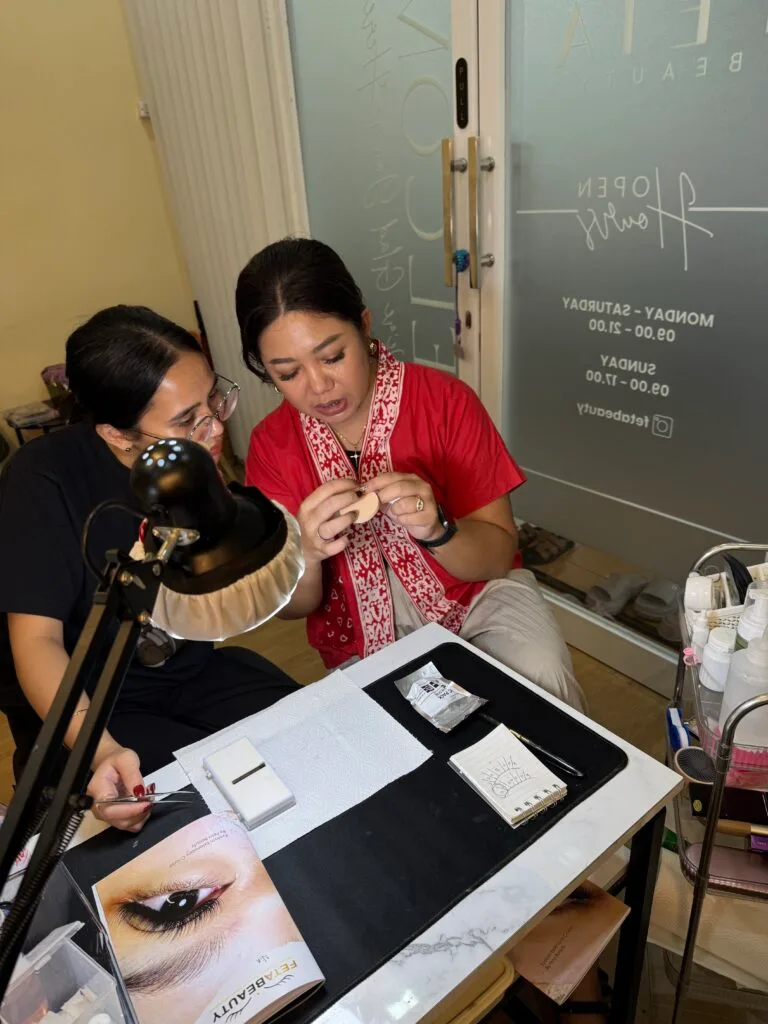 Instruktur menjelaskan teknik eyelash extension kepada murid
