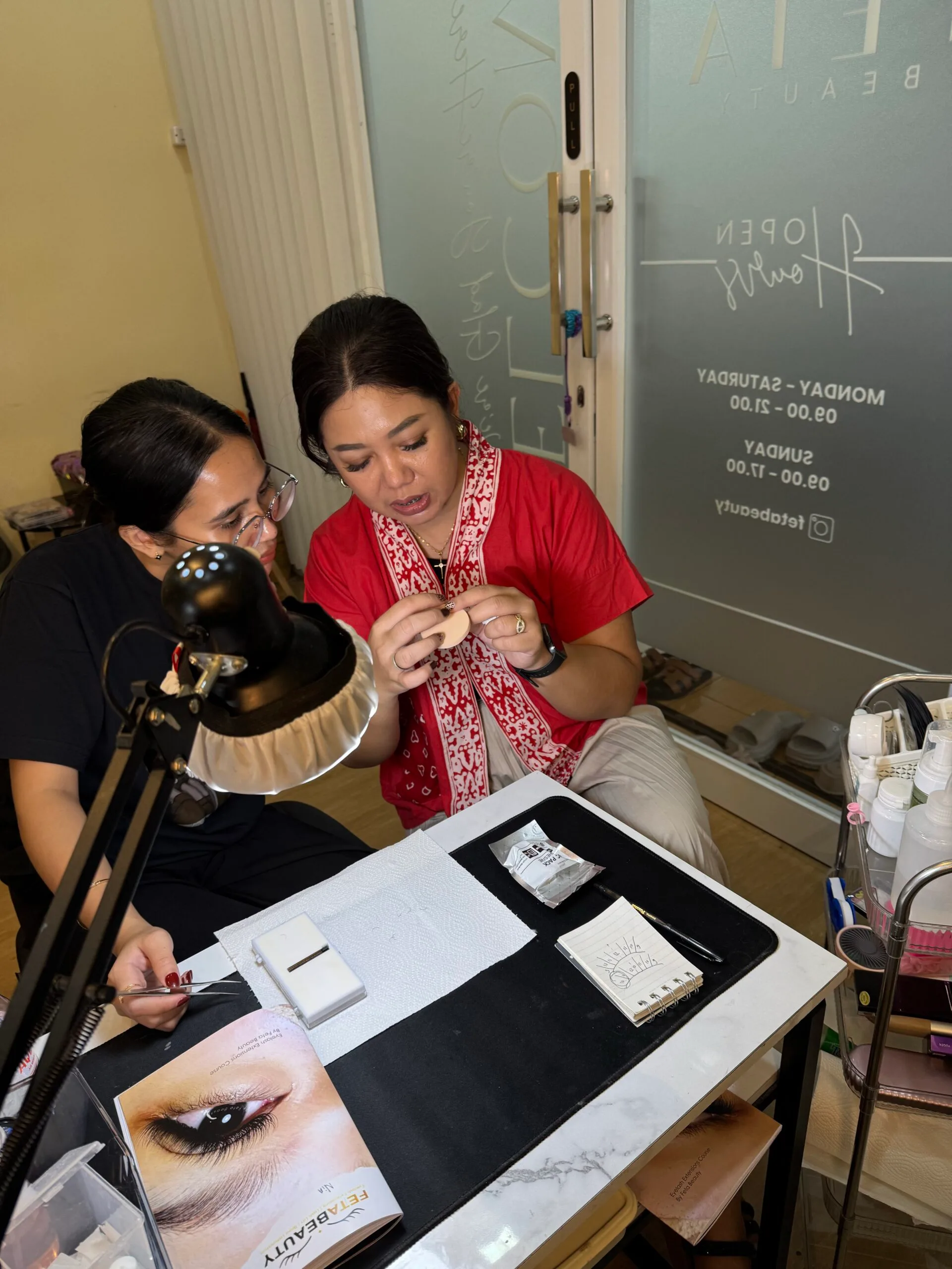 Instruktur menjelaskan teknik eyelash extension kepada murid