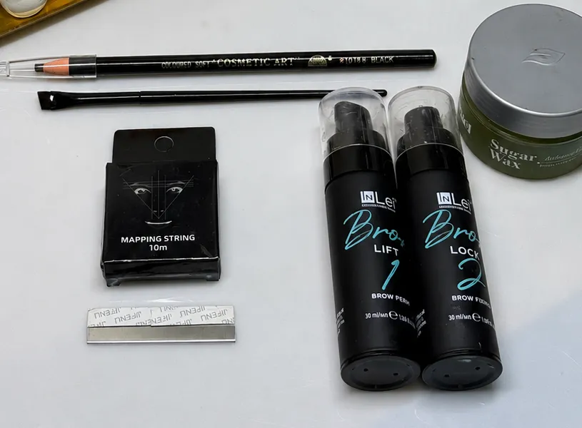 Set alat dan bahan brow bomber Feta Beauty: pensil mapping, mapping string, InLei Brow Lift dan Brow Lock, sugar wax