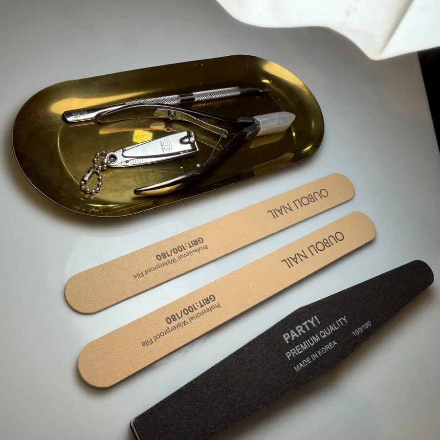 Alat dan bahan manicure pedicure Feta Beauty: nail clipper, cuticle pusher, dan set kikir kuku