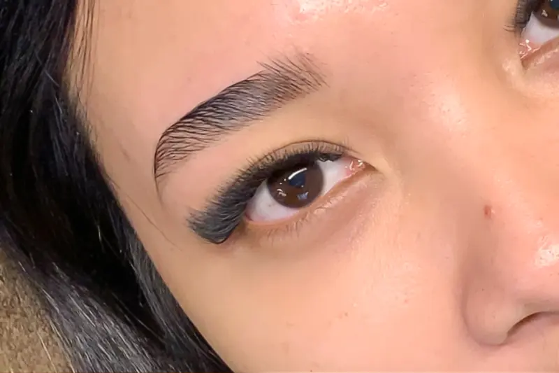 Hasil brow bomber Feta Beauty — arah bulu terkunci rapi