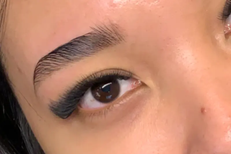 Hasil brow bomber Feta Beauty — detail alis tegas