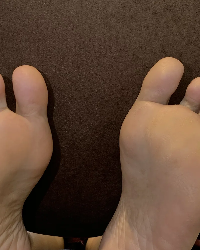 Detail jari dan telapak kaki halus setelah callus removal di Feta Beauty