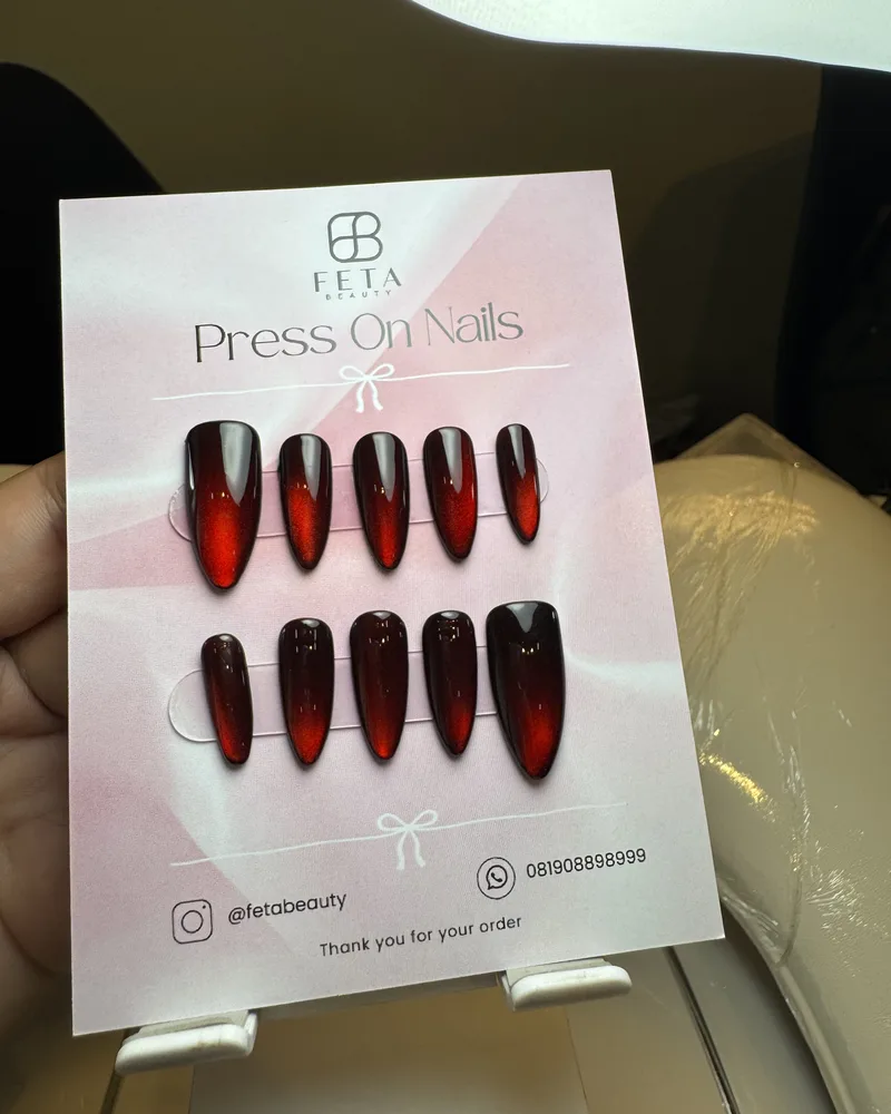 Set press on nails ombre merah hitam karya nail artist Feta Beauty