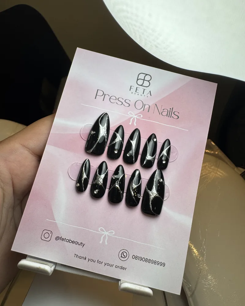 Press on nails hitam putih motif abstrak dari koleksi Feta Beauty Jogja