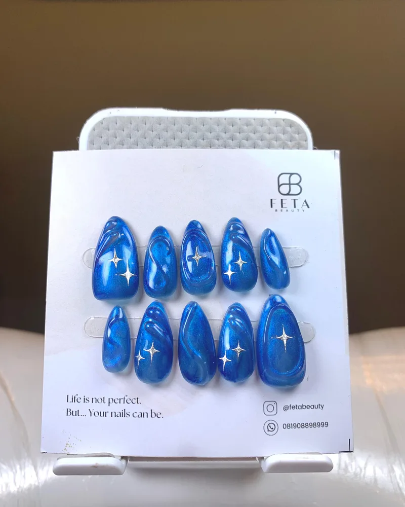Kuku palsu premium desain cat eye biru dari koleksi press on Feta Beauty