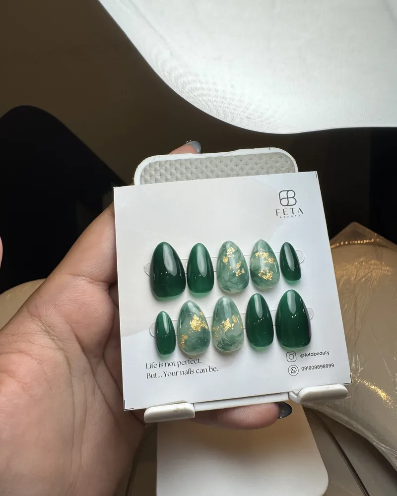 Press on nails hijau emerald cat eye buatan Feta Beauty