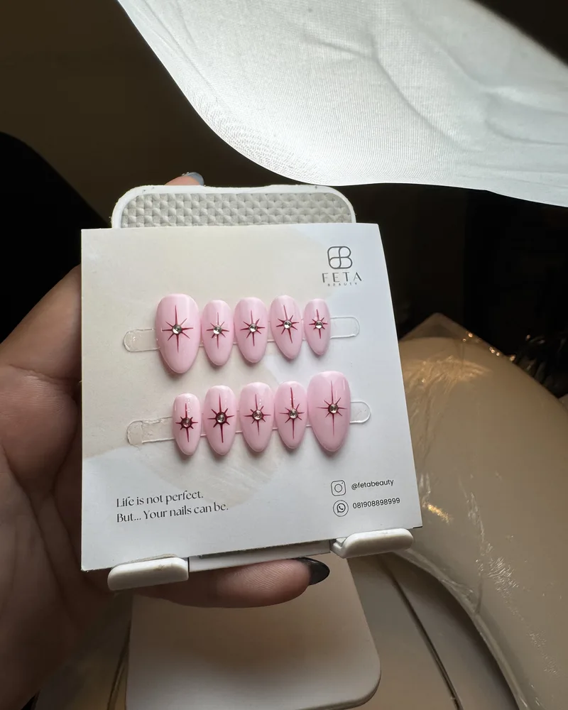 Kuku palsu pink dengan motif titik lucu dari koleksi Feta