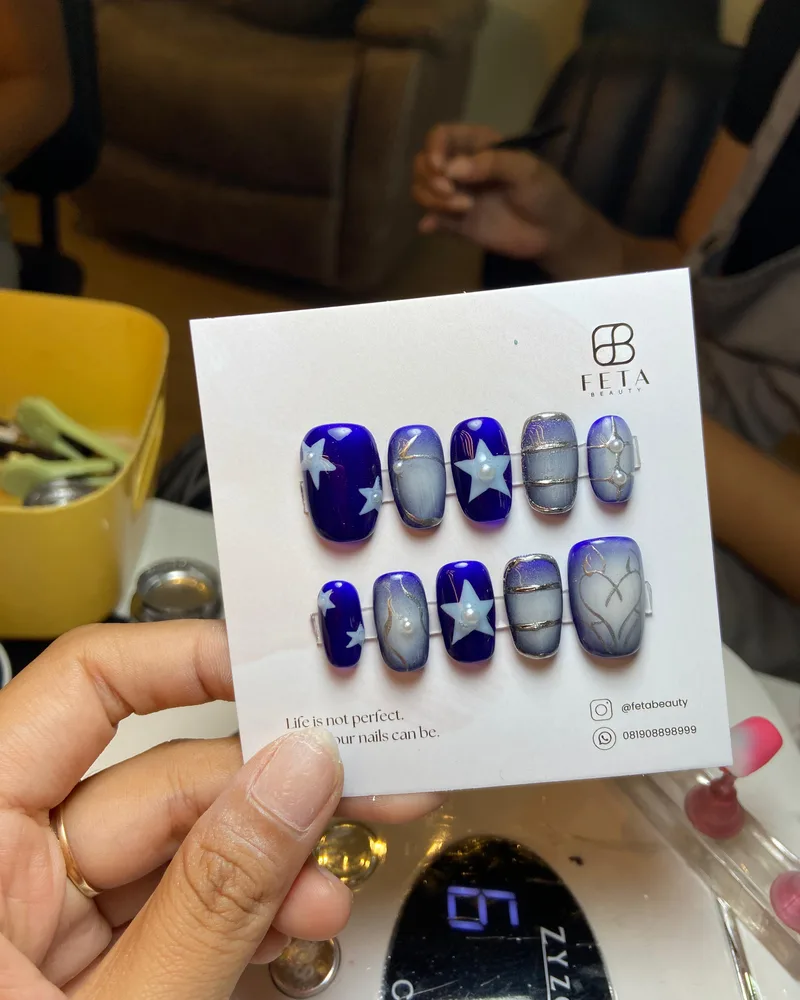 Press on nails Jogja desain galaksi biru karya nail artist Feta Beauty