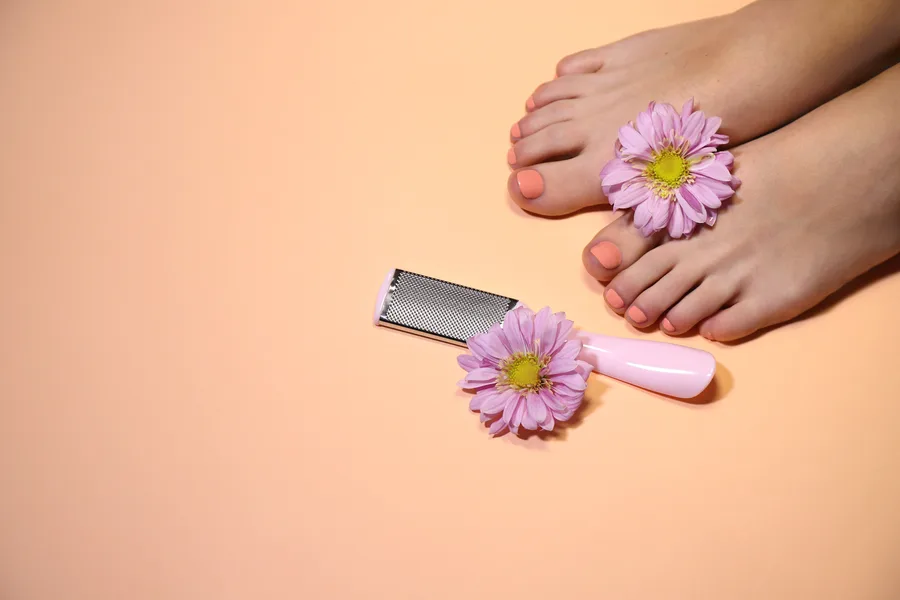 Ilustrasi callus removal, kaki dengan alat pengangkat kapalan