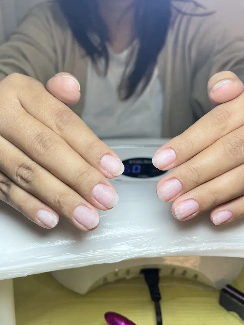 Hasil manicure di Feta Beauty Studio, kuku tangan rapi dan natural