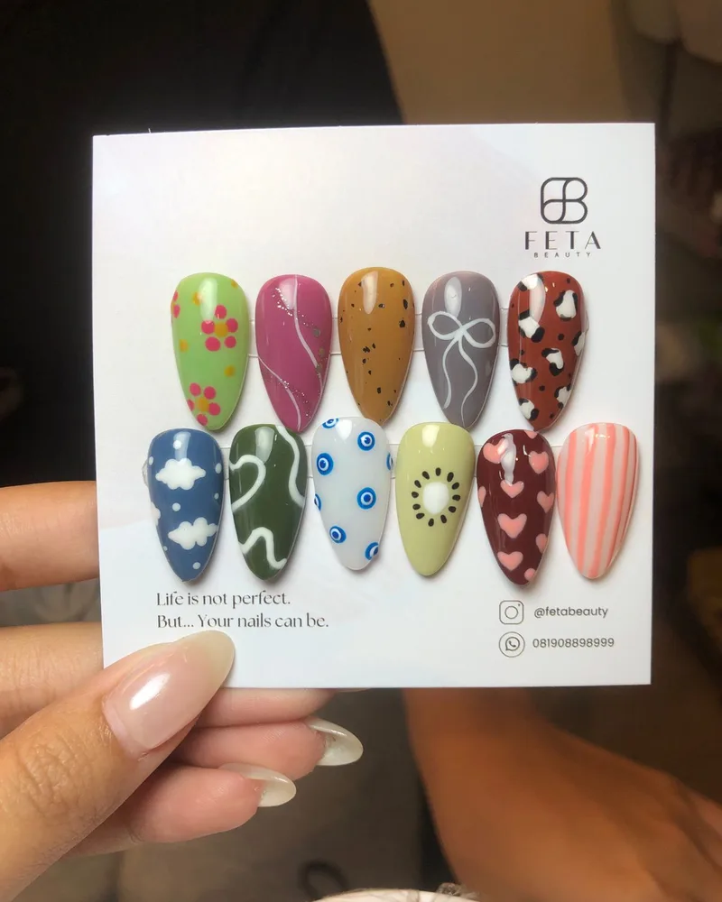Custom press on nails Feta Beauty, aneka desain lukis tangan warna-warni