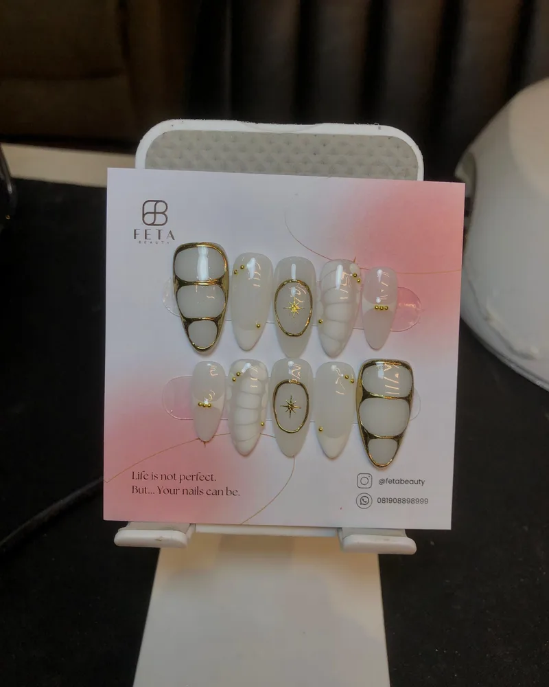 Press on nails ready stock Feta Beauty, set french putih gold siap pakai
