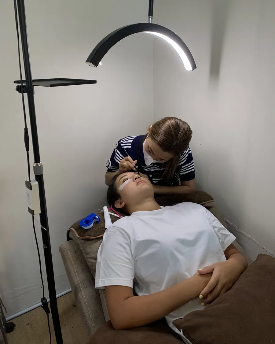 Brow artist Feta sedang mengerjakan treatment brow