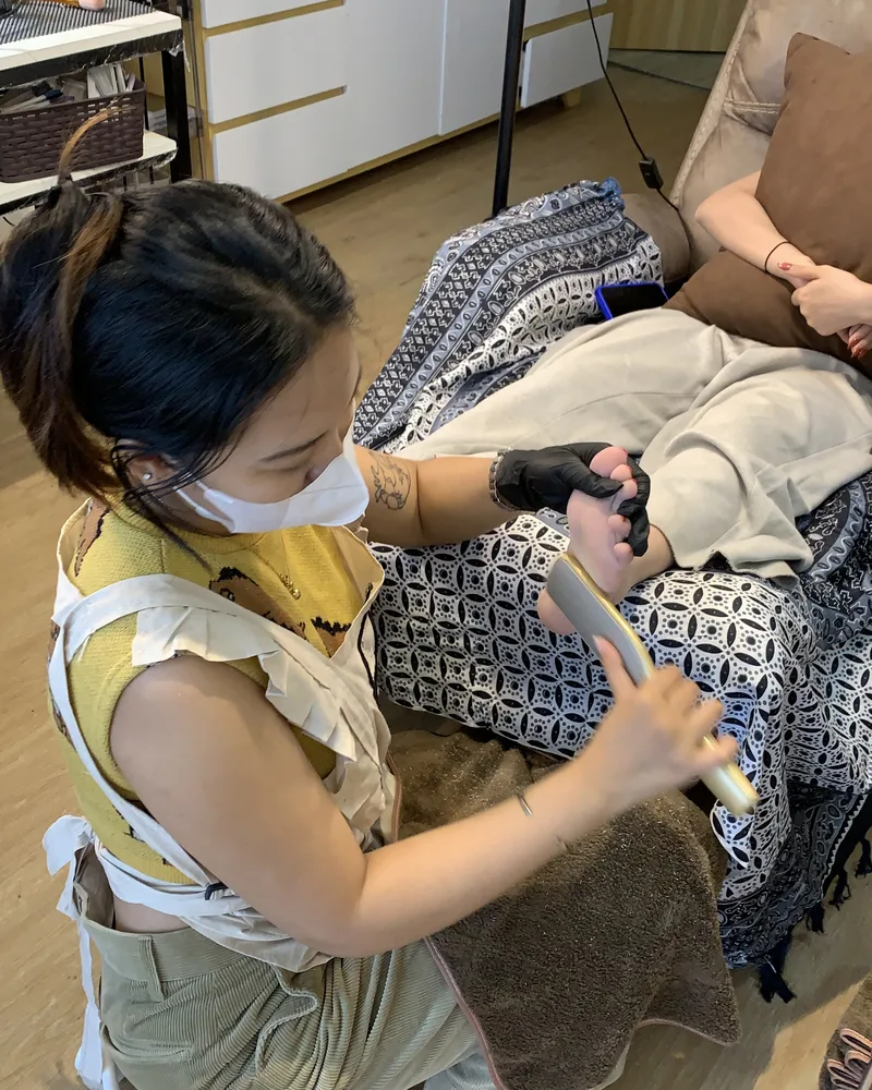 Beautician Feta Beauty mengangkat kapalan dengan alat callus khusus