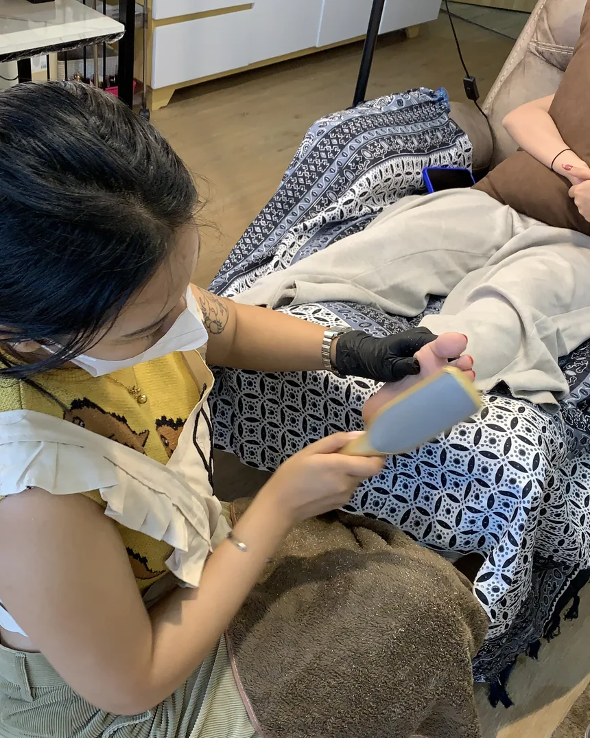 Proses callus removal dengan alat khusus di Feta Beauty Studio Jogja