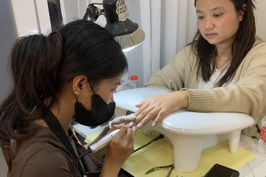 Proses manicure di studio Feta Beauty