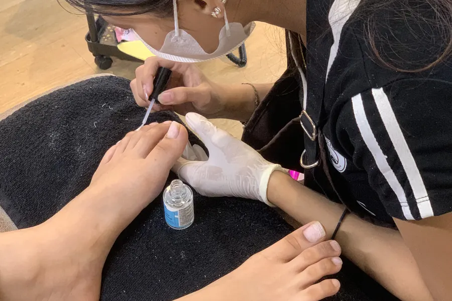 Proses pedicure di studio Feta Beauty