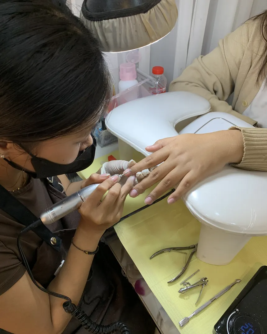 Teknik Russian Manicure dengan e-file di Feta Beauty Studio
